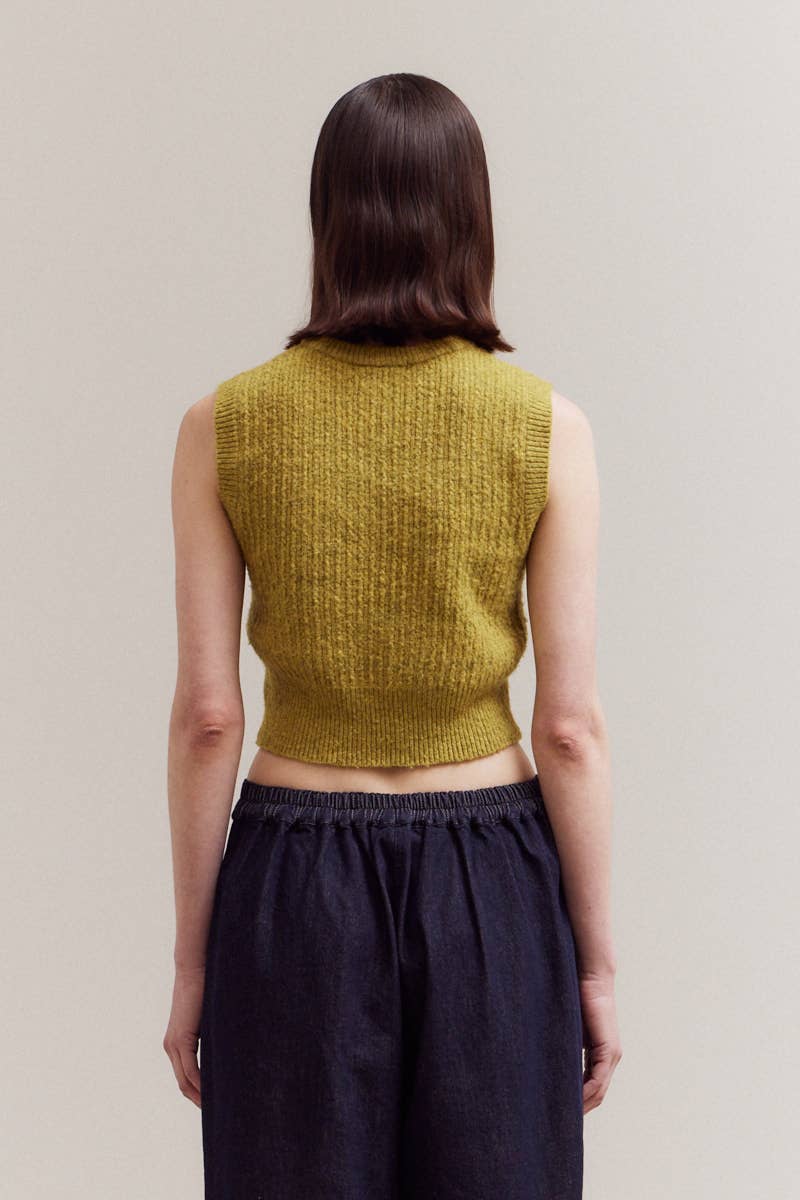 Citron - FITTED BUTTON UP SLEEVELESS TOP