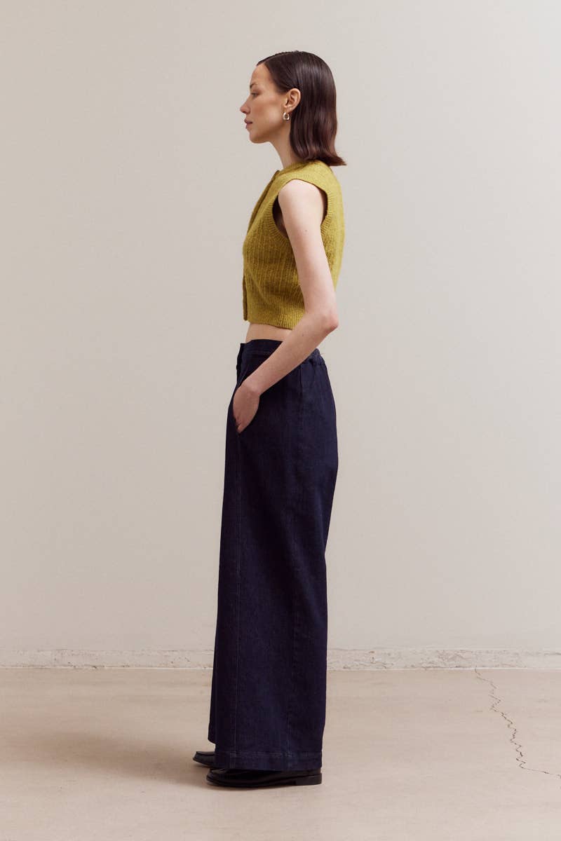 Citron - FITTED BUTTON UP SLEEVELESS TOP